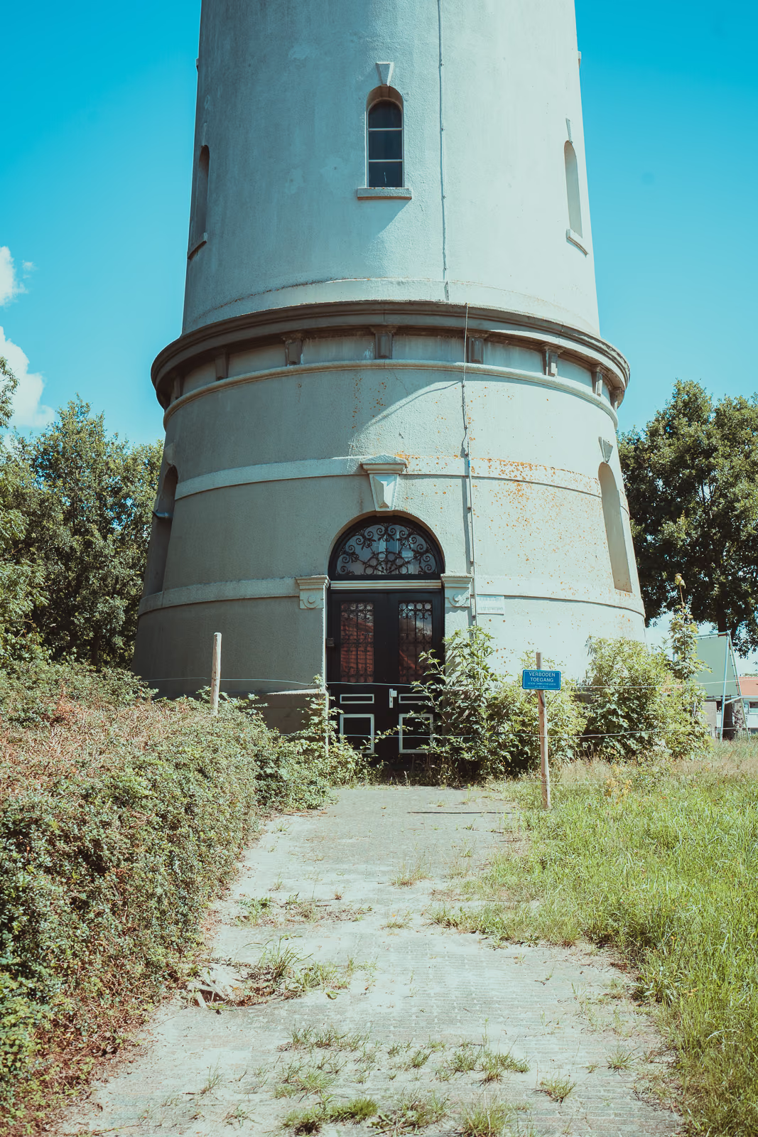 De watertoren van Meppel onder een blauwe lucht